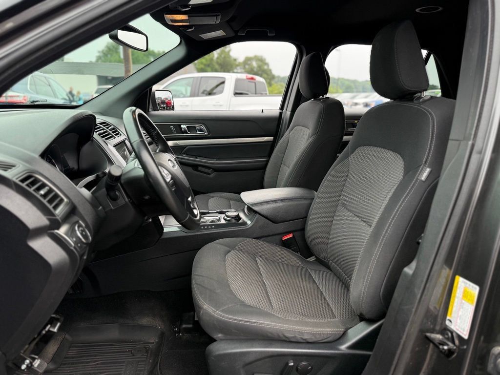 Used 2019 Ford Explorer XLT AWD/4WD image 11