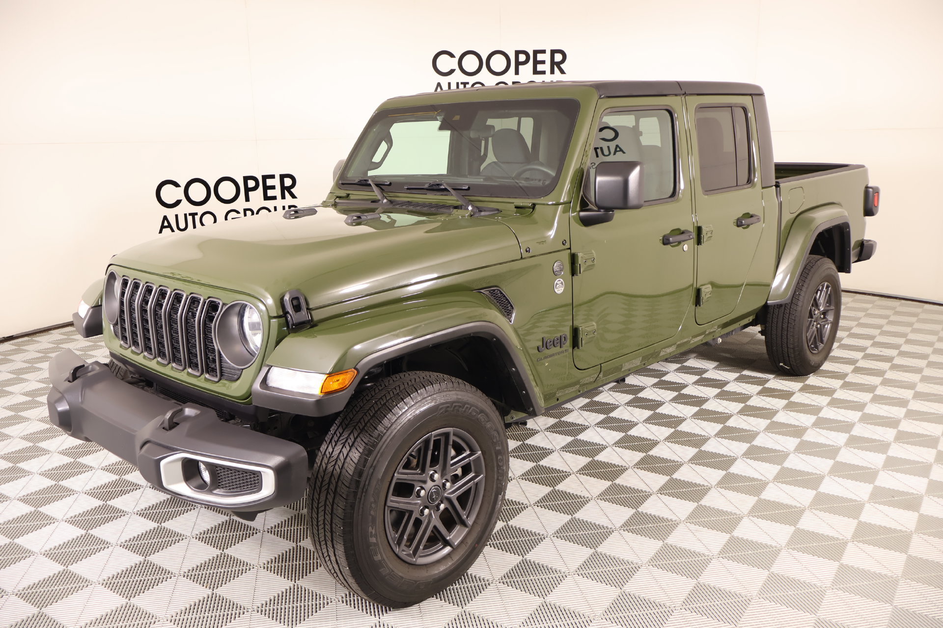 Used 2024 Jeep Gladiator Sport AWD/4WD image 10