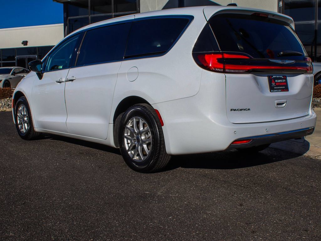 Used 2024 Chrysler Pacifica Touring-L FWD image 4