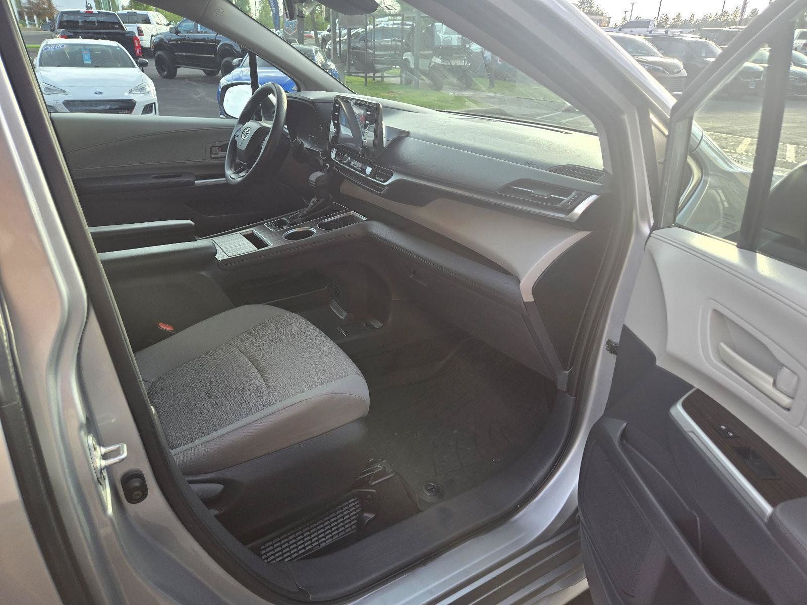 Used 2023 Toyota Sienna LE FWD image 11