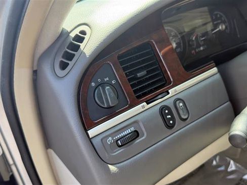 Used 2009 Lincoln Town Car Signature Limited RWD image 8