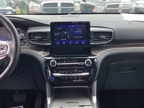 Used 2021 Ford Explorer Limited w/ Equipment Group 301A AWD/4WD image 18