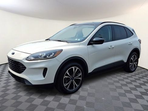 Used 2022 Ford Escape SE w/ SE Sport Appearance Package AWD/4WD image 3