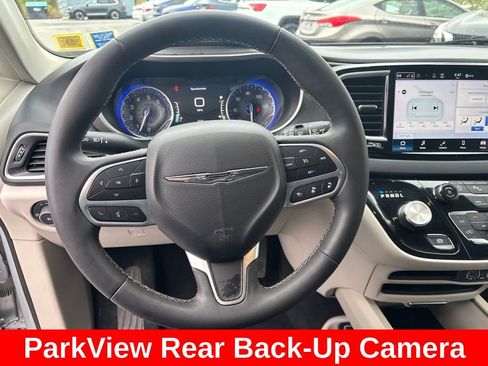 Used 2023 Chrysler Pacifica Touring-L FWD image 18