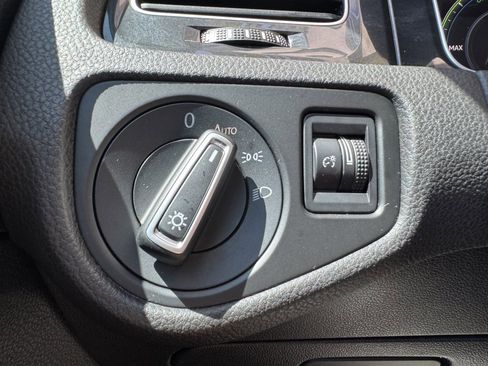 Used 2019 Volkswagen e-Golf SEL Premium image 29