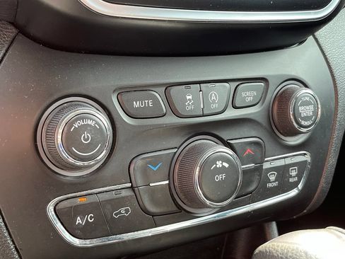 Used 2019 Jeep Cherokee Latitude w/ Popular Appearance Group AWD/4WD image 15