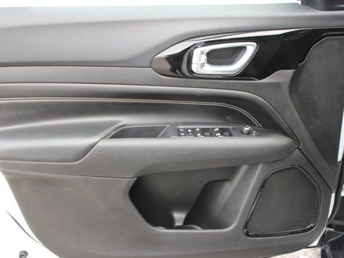 Used 2024 Jeep Compass Latitude w/ Altitude Special Edition image 9