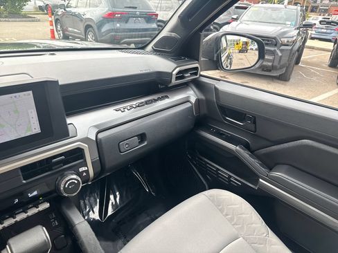 Used 2025 Toyota Tacoma SR5 w/ SR5 Upgrade Package AWD/4WD image 29