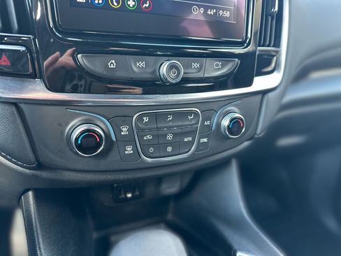 Used 2022 Chevrolet Traverse LT image 16