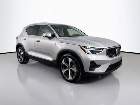 Certified 2023 Volvo XC40 B5 Plus AWD/4WD image 3