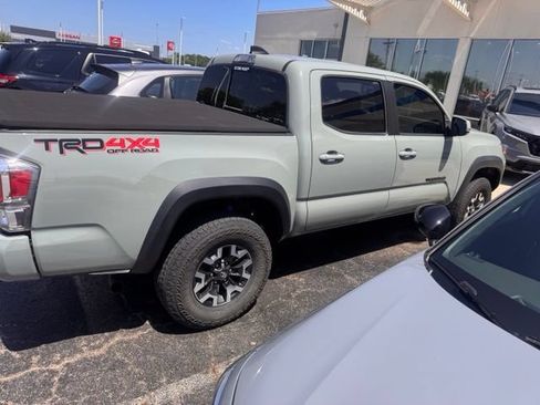 Used 2022 Toyota Tacoma TRD Off-Road w/ Technology Package AWD/4WD image 4
