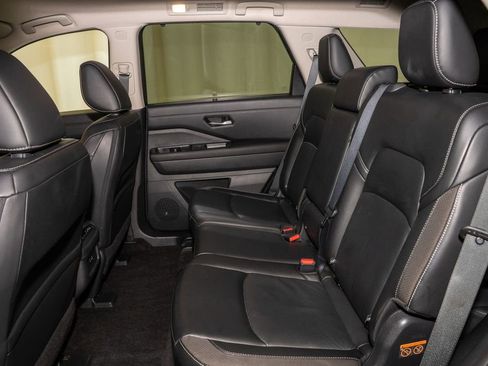 Certified 2023 Nissan Pathfinder SL image 9