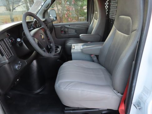 Used 2015 Chevrolet Express 2500 image 10
