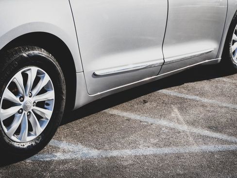 Used 2019 Chrysler Pacifica Touring-L image 30