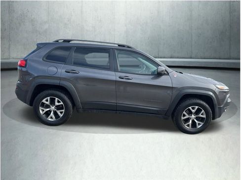 Used 2018 Jeep Cherokee Trailhawk w/ Cold Weather Group AWD/4WD image 8