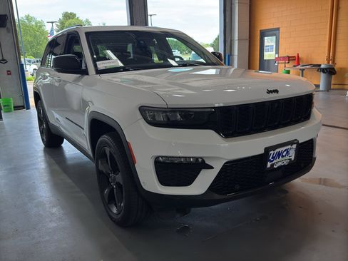 Used 2023 Jeep Grand Cherokee Limited w/ Luxury Tech Group II AWD/4WD image 7
