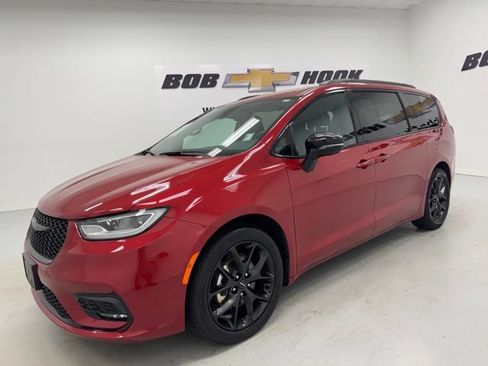 Used 2025 Chrysler Pacifica Limited FWD image 1