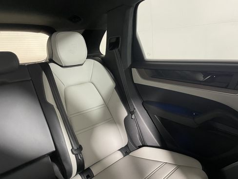 Used 2025 Porsche Cayenne GTS AWD/4WD image 17