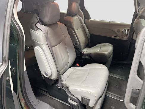 Used 2022 Toyota Sienna Limited image 31