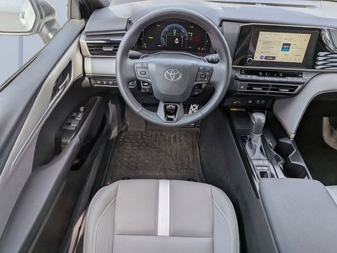 Used 2025 Toyota Camry SE image 18