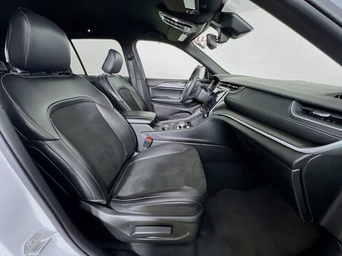 Used 2024 Jeep Grand Cherokee Altitude image 39