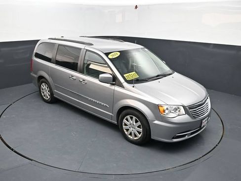 Used 2016 Chrysler Town & Country Touring w/ Driver Convenience Group FWD image 31