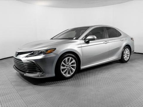 Used 2022 Toyota Camry LE image 2