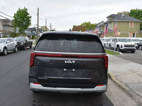 Used 2025 Kia Carnival FWD image 7