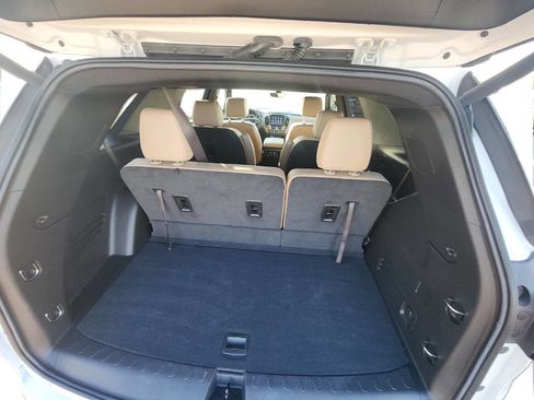 Used 2023 Chevrolet Traverse Premier image 11