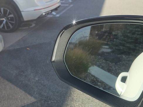 Used 2025 Volvo XC40 B5 Plus w/ Protection Package Premier image 17