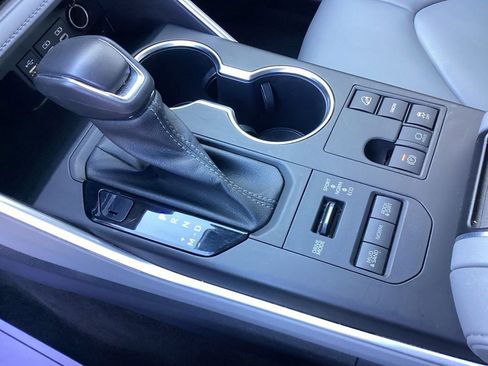 Used 2023 Toyota Highlander XLE image 33