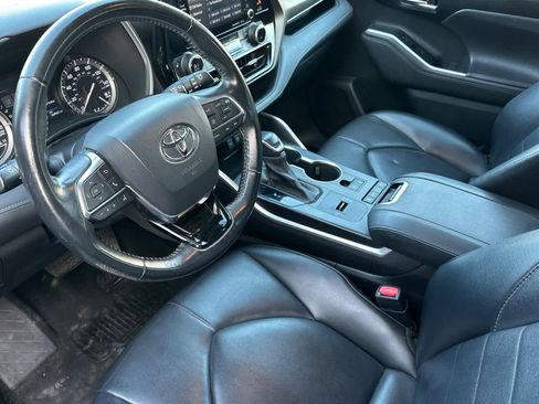 Used 2021 Toyota Highlander XLE image 11