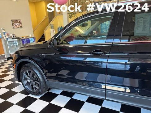 Certified 2022 Volkswagen Tiguan SE w/ Panoramic Sunroof Package image 10