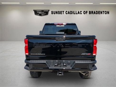 Used 2025 Chevrolet Silverado 2500 ZR2 w/ Technology Package image 5
