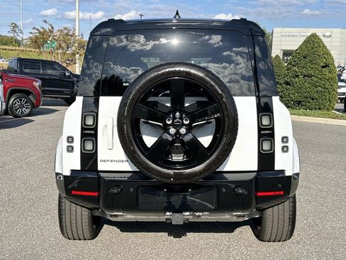 New 2026 Land Rover Defender 110 X-Dynamic SE image 4