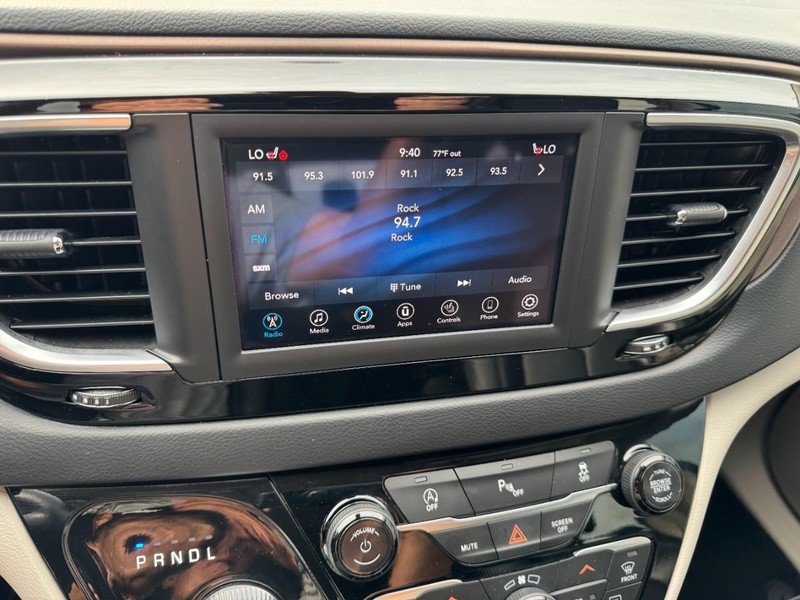 Used 2019 Chrysler Pacifica Touring-L FWD image 19