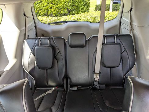 Used 2023 Chrysler Pacifica Limited FWD image 15