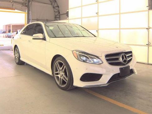 Used 2016 Mercedes-Benz E 400 Sedan image 2