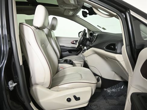 Used 2020 Chrysler Pacifica Limited w/ Advanced Safetytec Group image 13