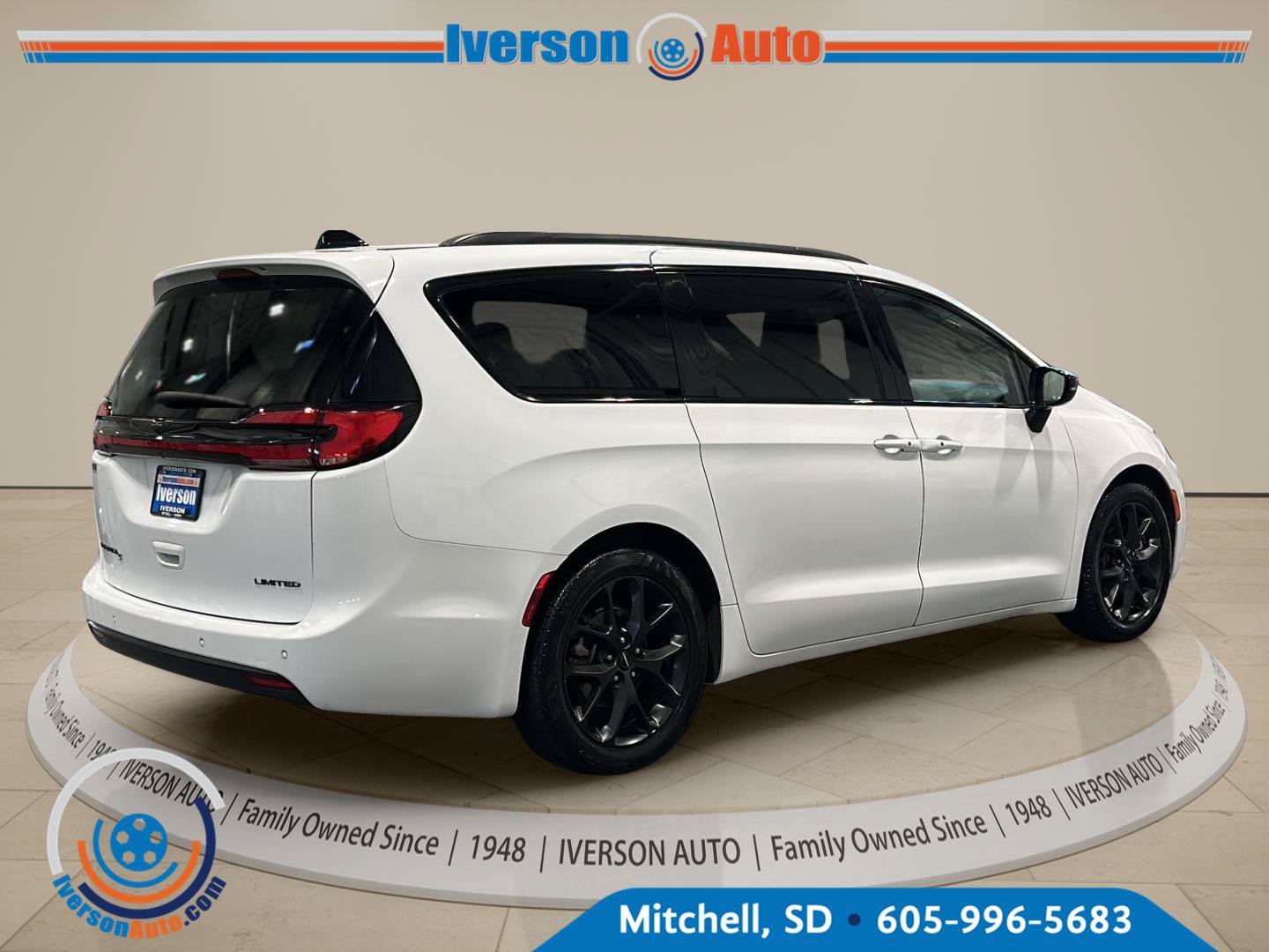Used 2025 Chrysler Pacifica Limited FWD image 7