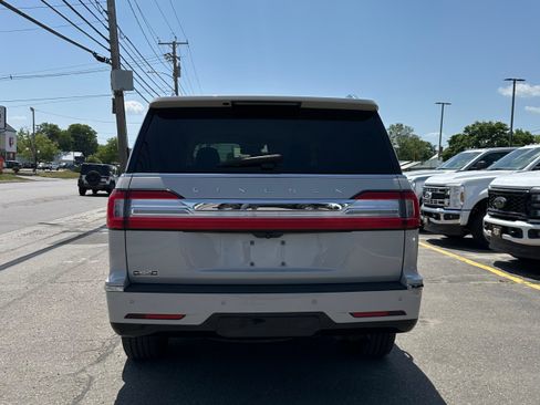 Used 2019 Lincoln Navigator Premiere AWD/4WD image 4