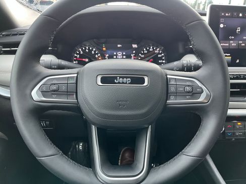 Used 2025 Jeep Compass Limited image 29