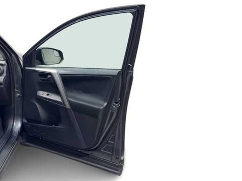 Used 2016 Toyota RAV4 LE image 9
