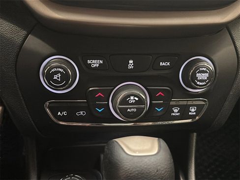 Used 2014 Jeep Cherokee Latitude w/ Comfort/Convenience Group image 19