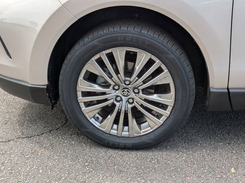 Used 2024 Toyota Venza XLE AWD/4WD image 12