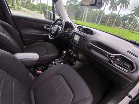 Used 2017 Jeep Renegade Altitude FWD image 38