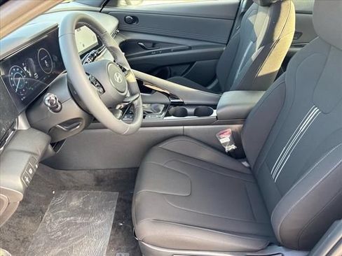 Certified 2025 Hyundai Elantra SEL FWD image 13