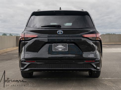 Used 2023 Toyota Sienna XSE image 9