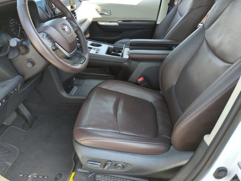 Used 2021 Toyota Sienna Platinum FWD image 5