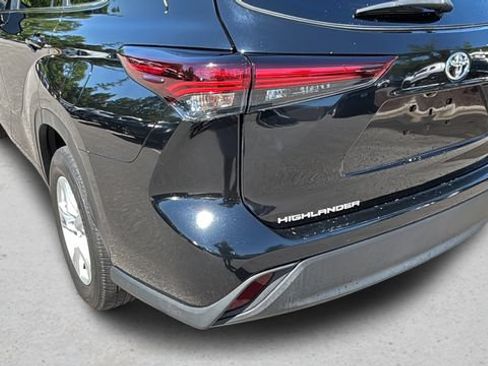Used 2024 Toyota Highlander LE FWD image 32